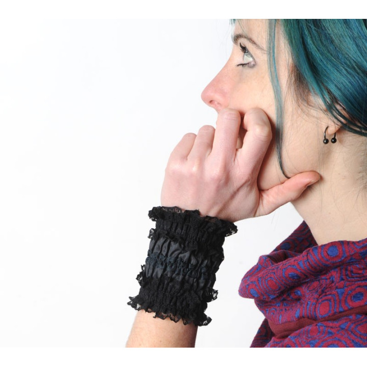 Long black cuffs with lace ruffle