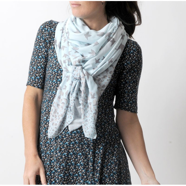 Large foulard motif oiseaux, beige et bleu clair jeune créatrice française