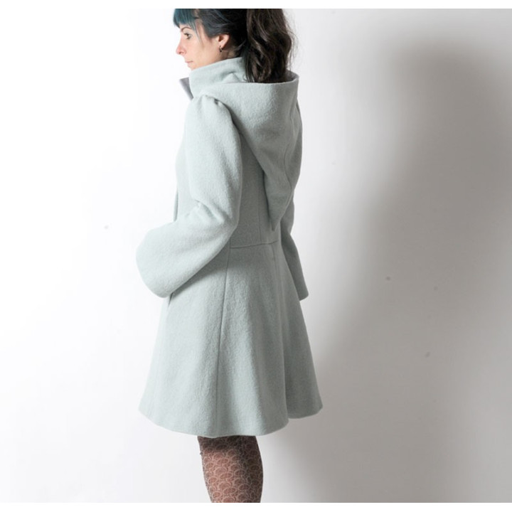 Manteau d'hiver original et artisanal  à Capuche de Lutin en laine vert pastel