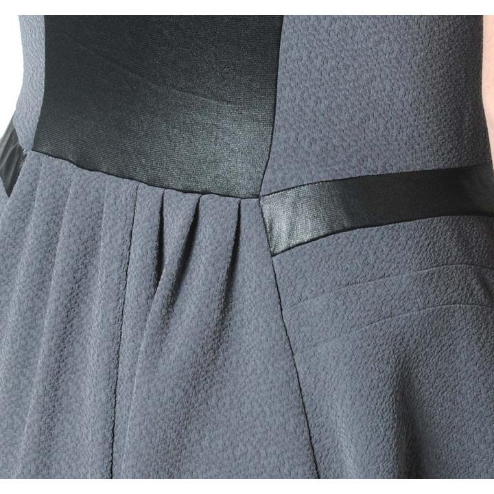 Robe asymétrique grise et noire à manches courtes