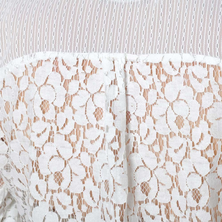 Chemisier en dentelle blanche, à manches volantées