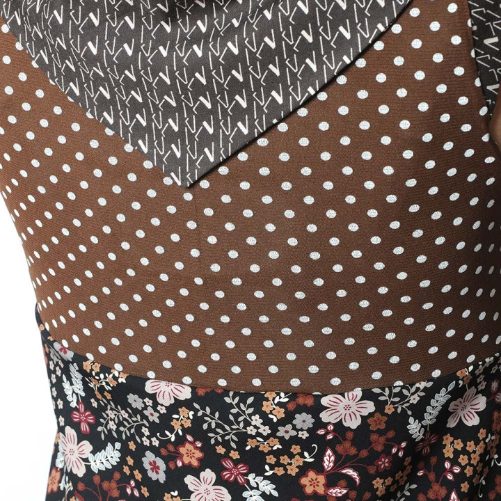 Robe marron sans manches, fleurs et pois, col dos en pointe