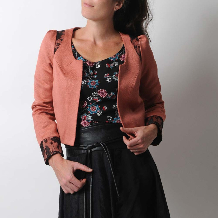 Veste boléro artisanale courte vieux rose et dentelle noire