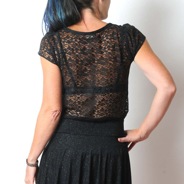 Pull transparent fait main en france en dentelle noire, manches courtes