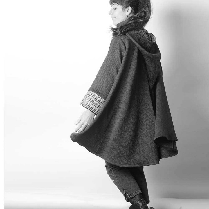 Cape asymétrique à manches larges et capuche - PERSONNALISABLE