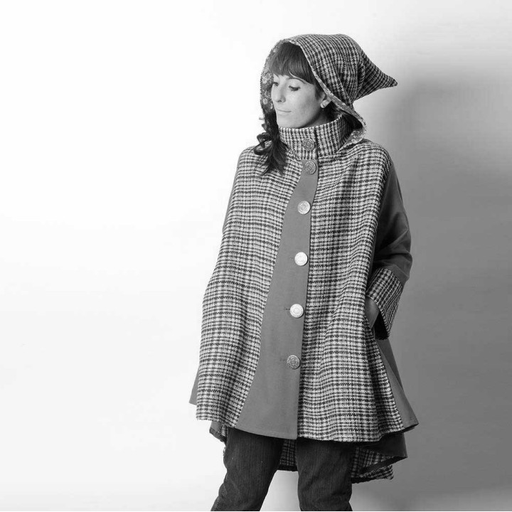 Cape asymétrique à manches larges et capuche - PERSONNALISABLE