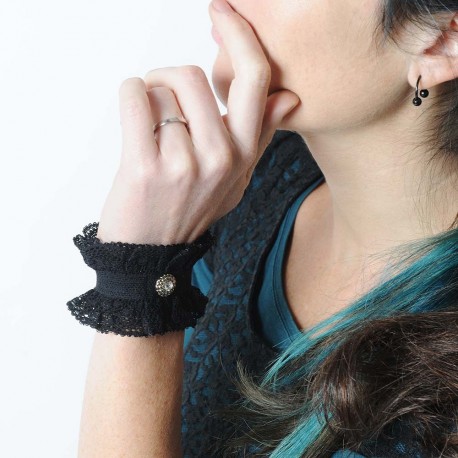 Bracelets idée cadeau pour femme manchettes courtes noires volants de dentelle et strass