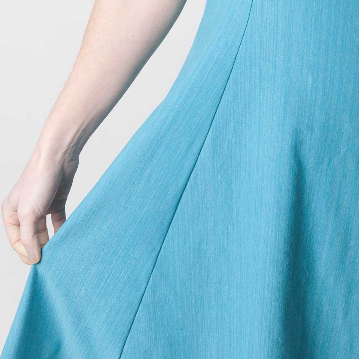 Robe fabriquée en France en jersey coton bleu, à bretelles croisées dos