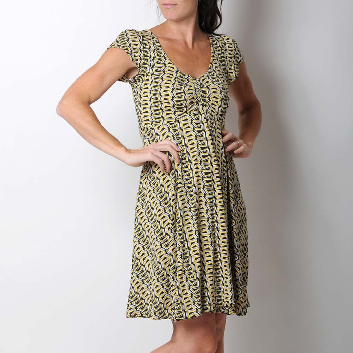 Robe jaune et noire originale fabriqué en France motif géométrique, décolleté plissé, manches courtes