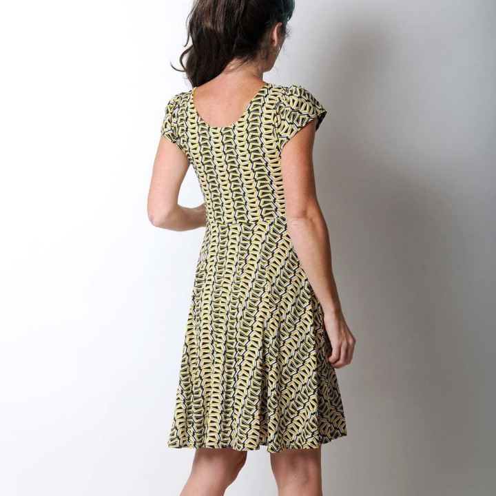 Robe artisanale jfabriquée en France aune et noire motif géométrique, décolleté plissé, manches courtes