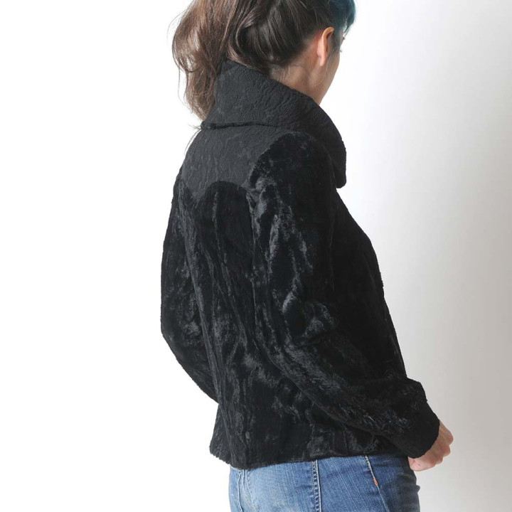 Veste courte made in France fabrication artisanale créateur français noire fausse fourrure, grand col