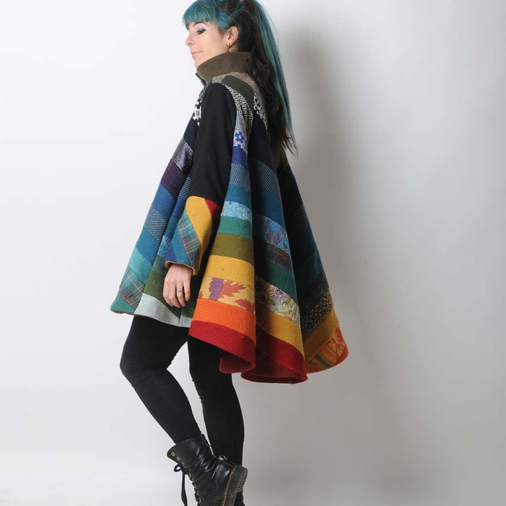 Cape manteau originale d’hiver en patchwork de lainages multicolores, création artisanale MALAM réalisée en pièce unique