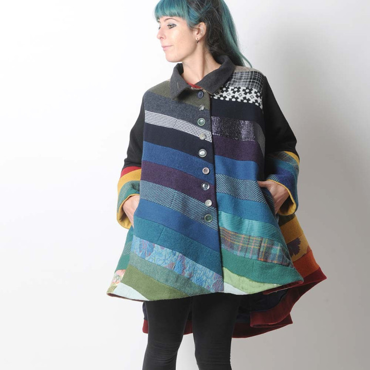 Manteau cape d’hiver haut de gamme en patchwork de lainages, conçu et fabriqué artisanalement en France par MALAM.