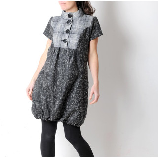 Robe de créateur mi-longue à manches courtes froncées, petit col et grandes poches, confectionnée artisanalement en France.