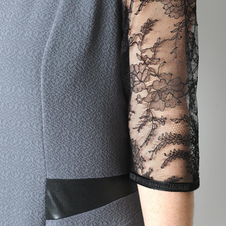 Robe originale de créateur asymétrique grise et noire à manches courtes