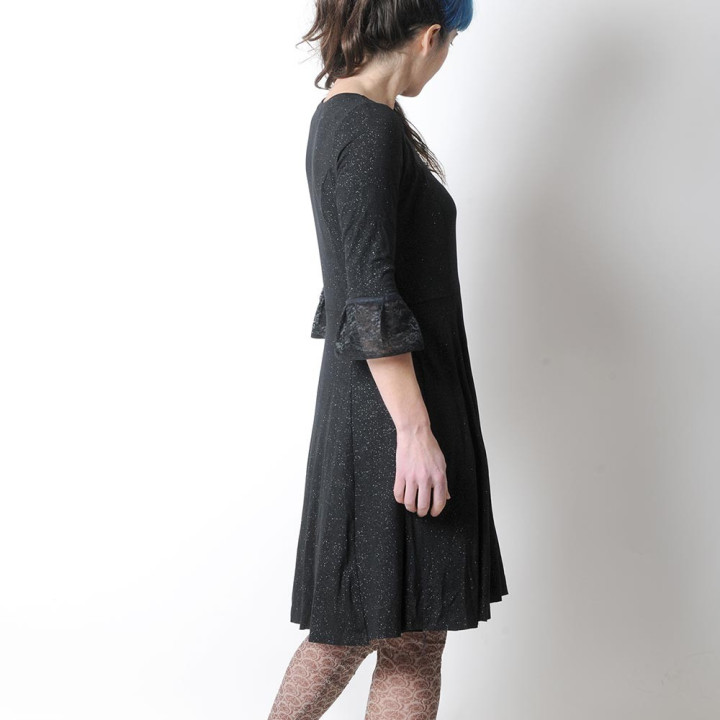 Robe noire fabrication artisanale pailletée manches volantées