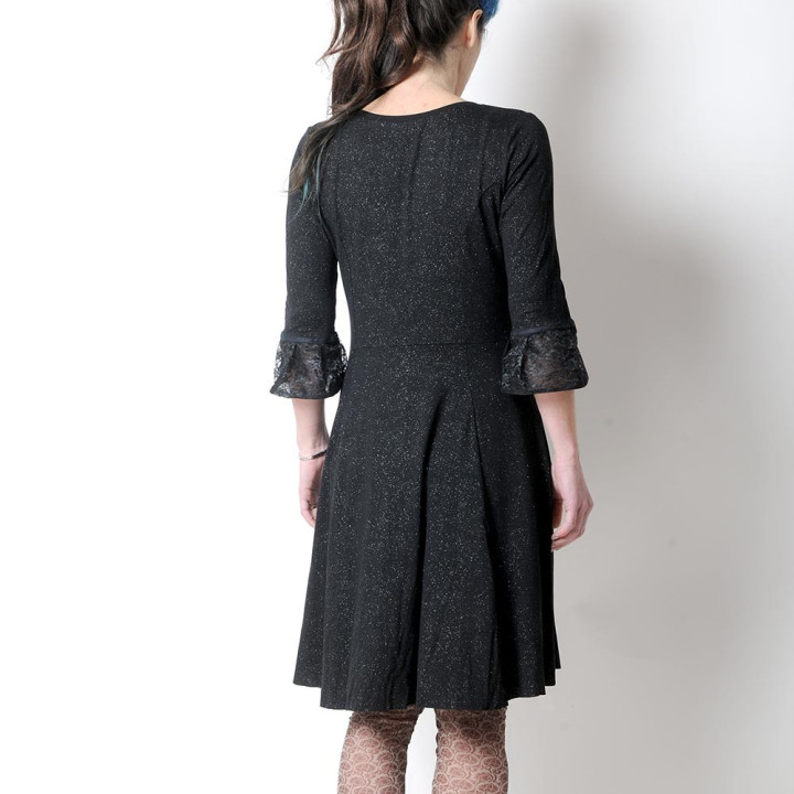Robe noire originale fabriquée en France pailletée manches volantées