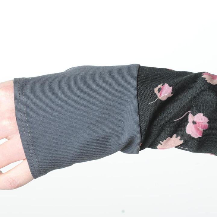 Mitaines originale made in france grises et noires fleuries en patchwork de jersey