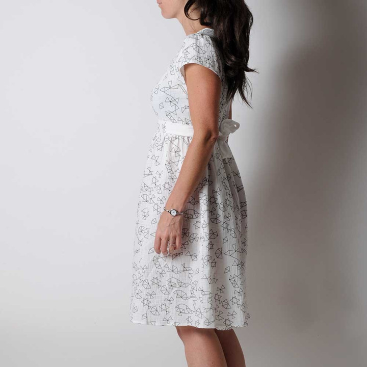 Robe d'été créateur fabrication française ceinturée, coton léger blanc motif géométrique