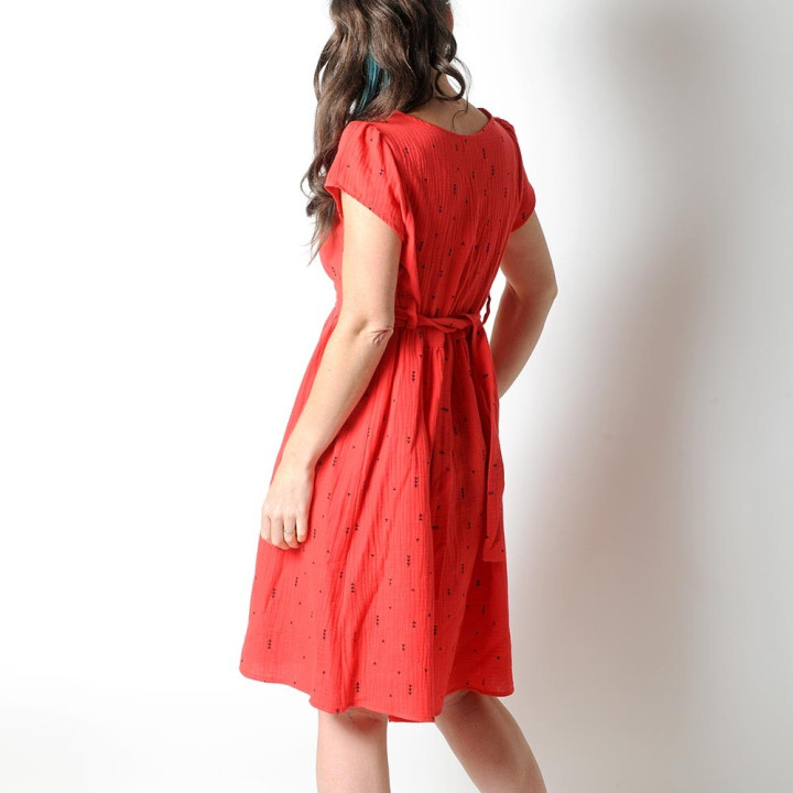 Robe créateur fabrication française d'été fabriquée en France ceinturée, coton léger rouge petit motif noir