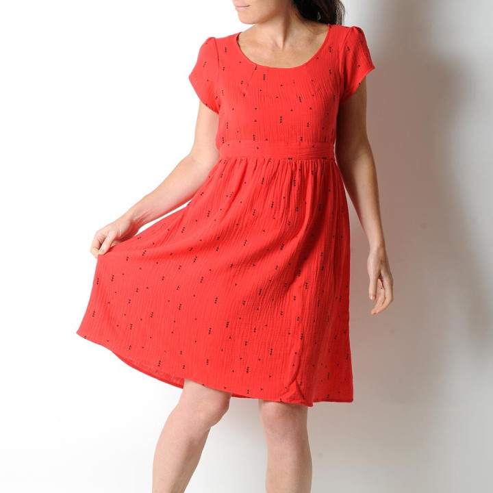 Robe fabrication artisanale d'été ceinturée, coton léger rouge petit motif noir