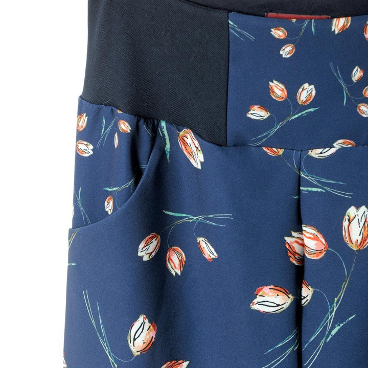 Pantalon femme made in France créateur français bleu fleuri souple, coupe droite