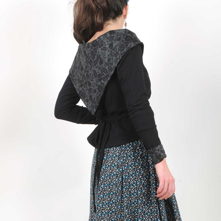 Cache-Coeur made in France créateur français Caméléon noir et gris fleuri manches longues droites