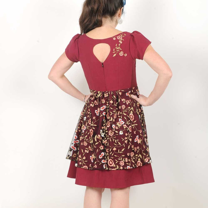 Robe fabrication artisanale rouge bordeaux et tulle brodé