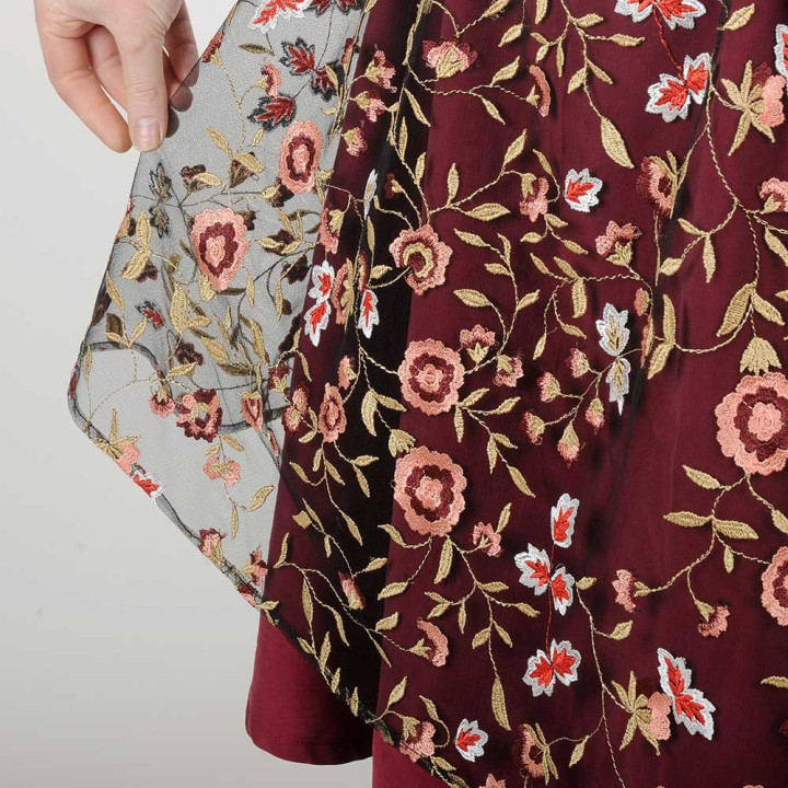 Robe fabriquée en France rouge bordeaux et tulle brodé