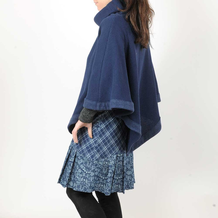 Pull-cape original fabriqué en France bleu foncé grosse maille, coton et laine