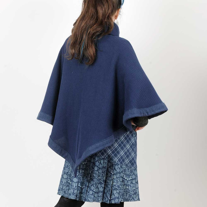 Pull-cape jeune créateur bleu foncé grosse maille, coton et laine