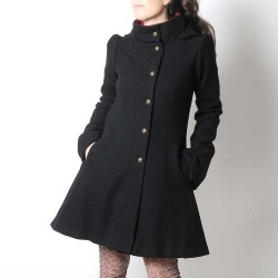 Manteau d'hiver fabriqué en France créateur femme original made in france à capuche en laine noire
