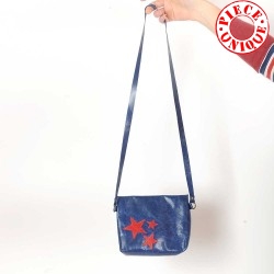 Petit sac bandoulière en cuir vernis bleu et étoiles rouges