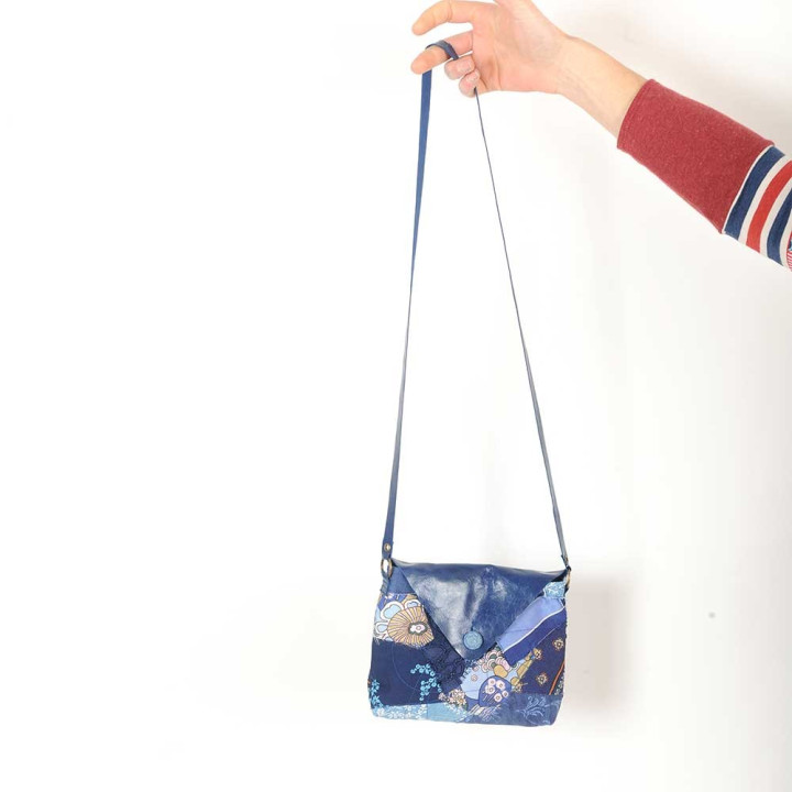 Petit sac en cuir bleu et patchwork de tissus