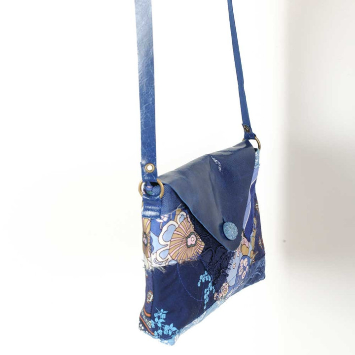 Petit jeune créateur sac en cuir bleu et patchwork de tissus