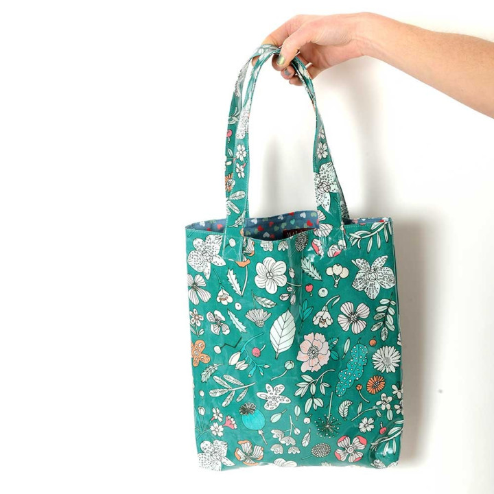 Sac made in France créateur français shopping ou plage en coton enduit vert fleurs