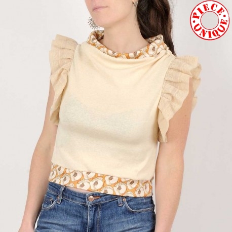 Short beige jersey top with lace patterned ruffles