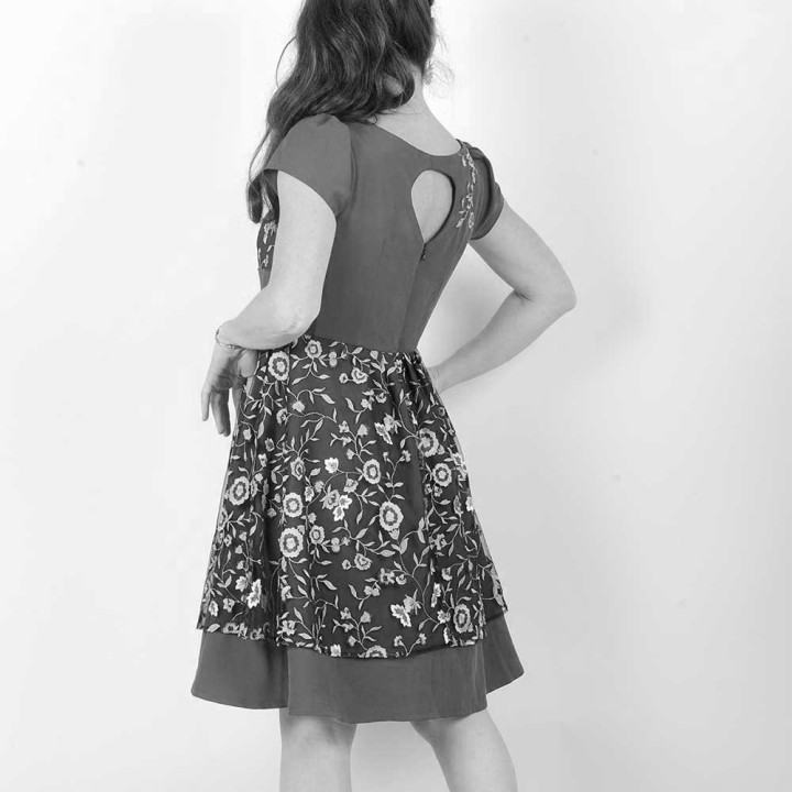 Robe artisanale  décolleté carré, ouverture goutte au dos - PERSONNALISABLE