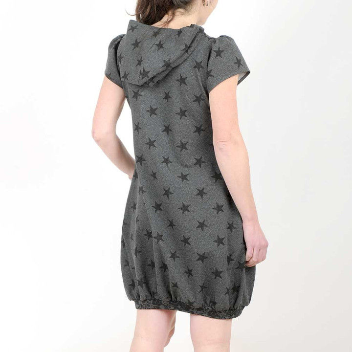 Robe originale fabriquée en France sweat gris foncé à étoiles noires, manches courtes, large capuche
