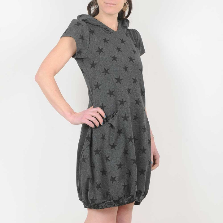 Robe artisanale sweat gris foncé à étoiles noires, manches courtes, large capuche
