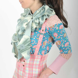 Echarpe originale de créateur jeune créateur volantée, jersey vert pâle et tissu imprimé assorti