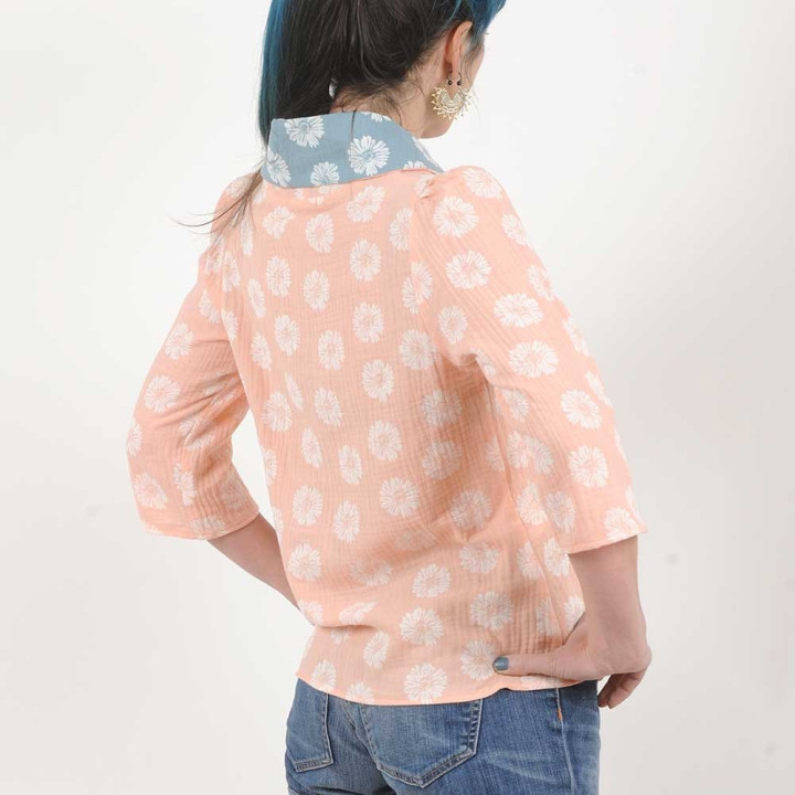 Haut femme créateur fabrication française coton fleuri rose saumon et blanc à manches 3/4 et col foulard
