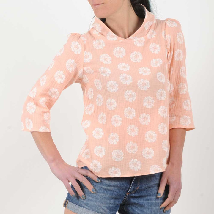 Haut femme fabriqué en France créateur femme coton fleuri rose saumon et blanc à manches 3/4 et col foulard