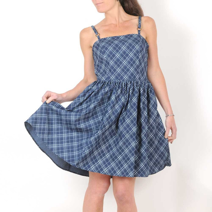 Robe artisanale rétro à bretelles, denim bleu motifs carreaux