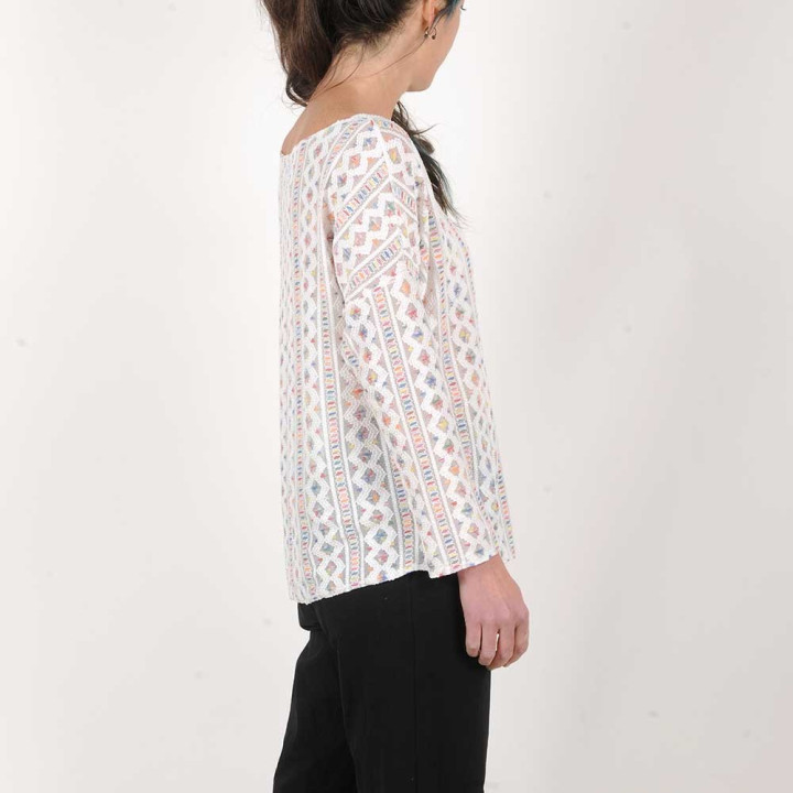 Pull d'été ample fait main en france , maille dentelle blanche et multicolore