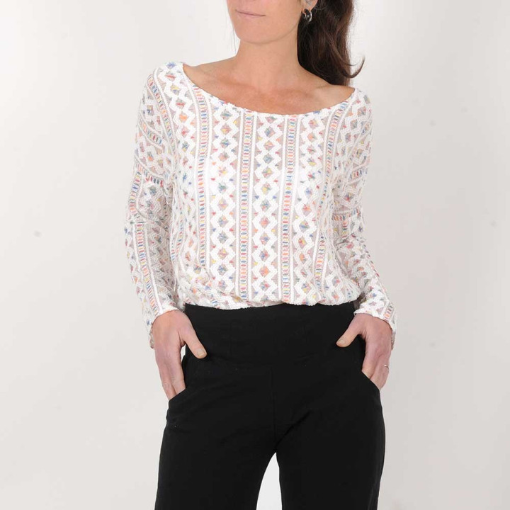 Ample summer sweater, white and colorful lace