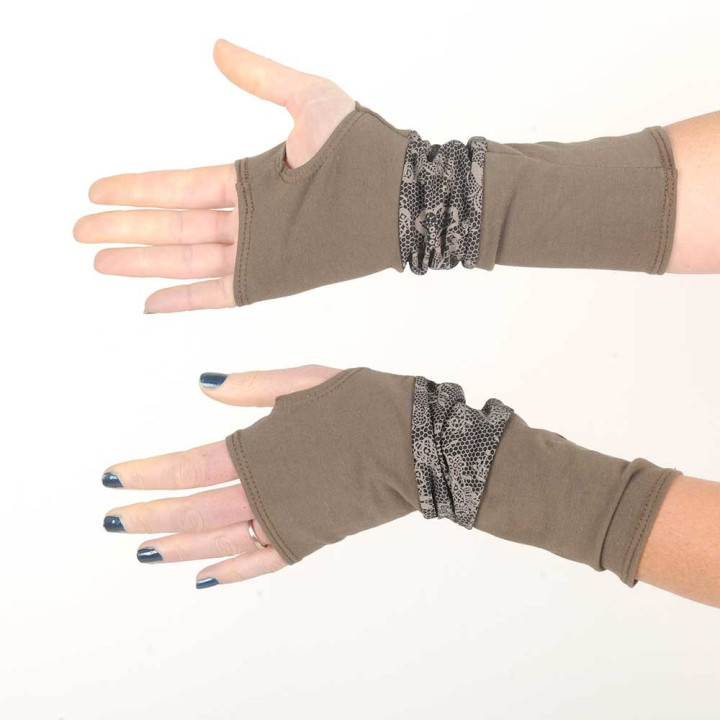 Mitaines jeune créateur taupe en patchwork de jersey uni et motif dentelle