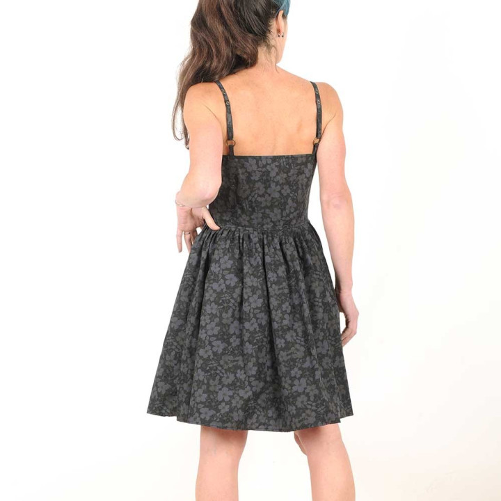 Robe rétro jeune créateur à bretelles, coton fleuri gris noir