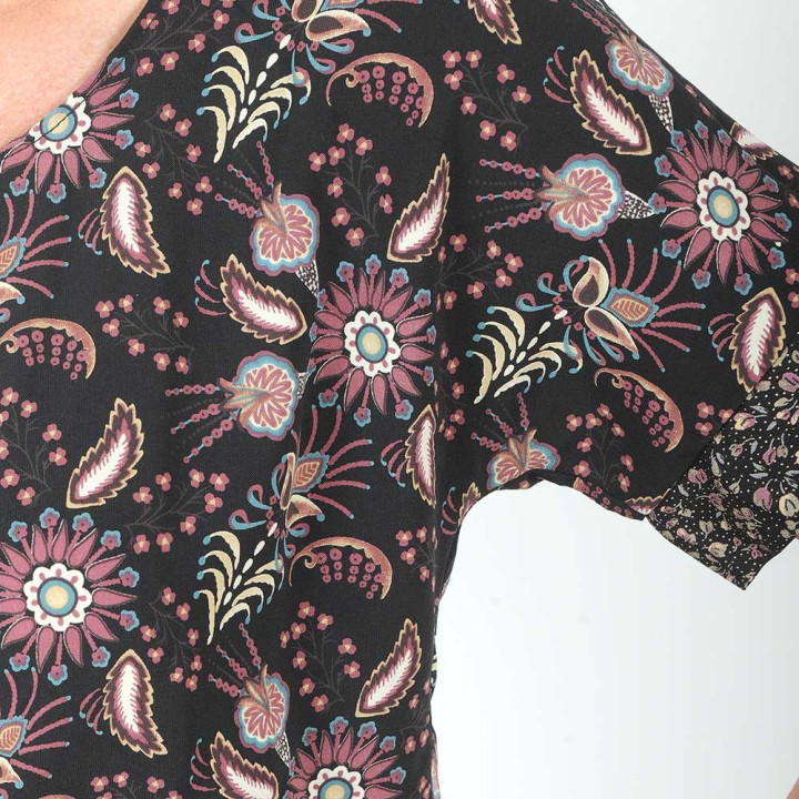 Haut souple à manches courtes made in France créateur français, noir imprimé fleuri