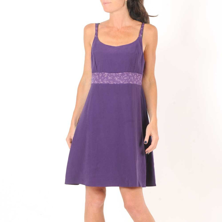 Robe artisanale courte violette à bretelles, détails fleuris